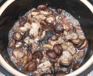 发菜香菇腩肉煲的做法步骤：3