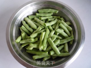 饭菜一锅出——排骨豆角粘卷子的做法步骤：2