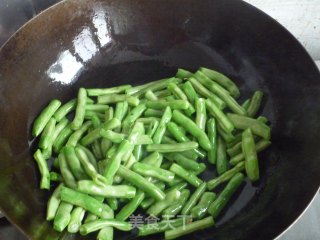 饭菜一锅出——排骨豆角粘卷子的做法步骤：4