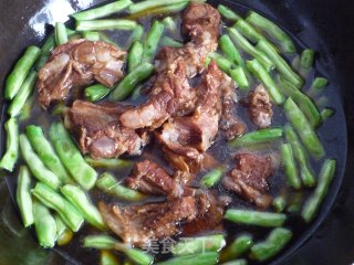 饭菜一锅出——排骨豆角粘卷子的做法步骤：5