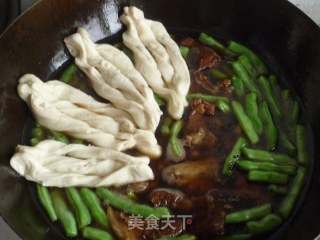 饭菜一锅出——排骨豆角粘卷子的做法步骤：11