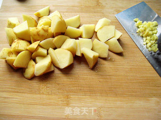 川味土豆烧排骨的做法步骤：1