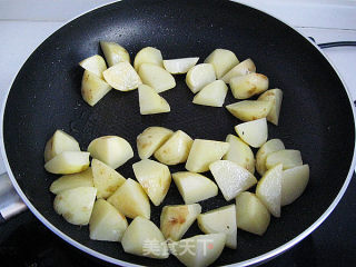 川味土豆烧排骨的做法步骤：3
