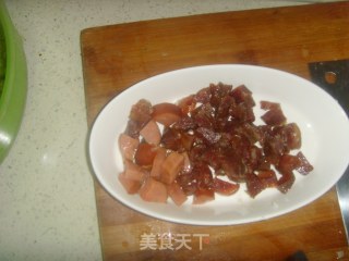 豌豆炒腊肠的做法步骤：2