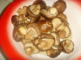 香菇炖鸡肉的做法步骤：2