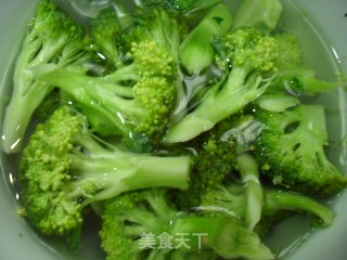 蒜香西兰花的做法步骤：1