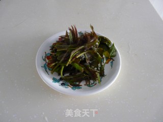 香椿煎鸡蛋的做法步骤：1