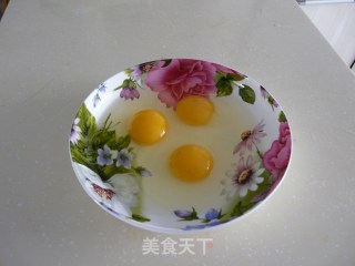 香椿煎鸡蛋的做法步骤：2
