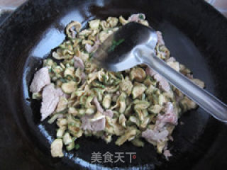 简单食材，快捷小炒——肉炒黄瓜干的做法步骤：8