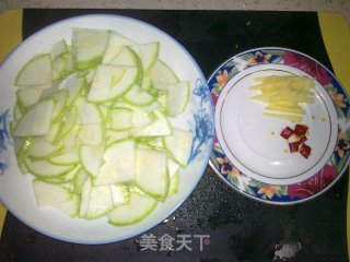 酸辣西湖的做法步骤：1