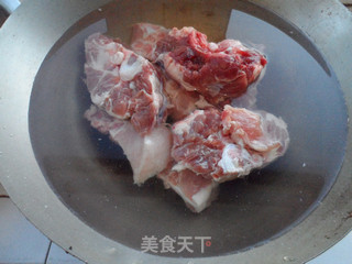 简单的酱骨头的做法步骤：2