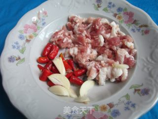 家常菜---豆角炒肉的做法步骤：1