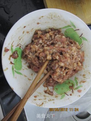 葱香肉饼的做法步骤：2