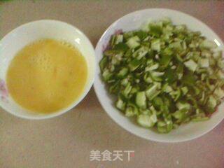 青椒鸡蛋的做法步骤：2