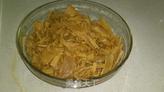 笋干焖鸭肉的做法步骤：1