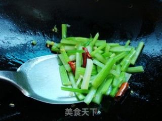 西芹炒虾仁的做法步骤：4