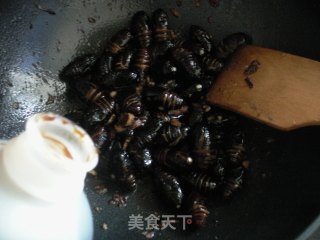 爆炒茧蛹的做法步骤：5