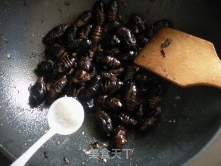 爆炒茧蛹的做法步骤：9