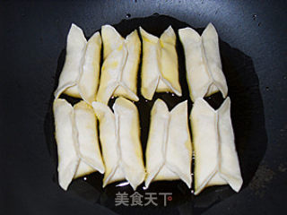 包菜鲜肉锅贴的做法步骤：6