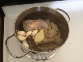 猪骨鸡脚眉豆汤的做法步骤：2