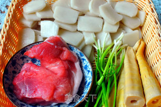 笋尖肉片炒年糕的做法步骤：1