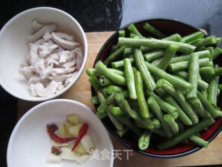 豇豆炒肉的做法步骤：1