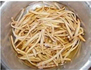 黄花菜炒木耳的做法步骤：1