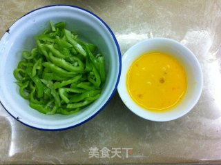 青椒炒鸡蛋的做法步骤：1