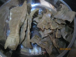黄笋煨猪蹄的做法步骤：1