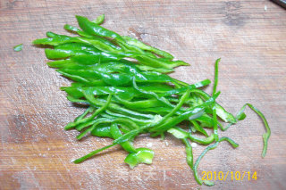 麻中酸辣的祛湿开胃菜《青椒土豆丝》的做法步骤：2