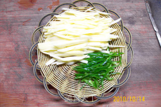 麻中酸辣的祛湿开胃菜《青椒土豆丝》的做法步骤：3