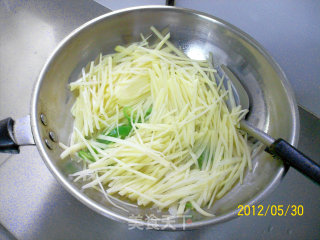 麻中酸辣的祛湿开胃菜《青椒土豆丝》的做法步骤：4