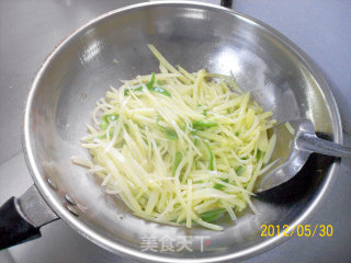 麻中酸辣的祛湿开胃菜《青椒土豆丝》的做法步骤：6