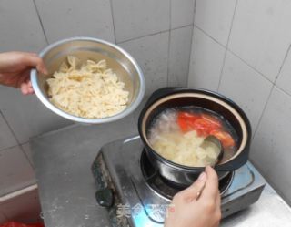 猪肉番茄煲蝴蝶意粉的做法步骤：2