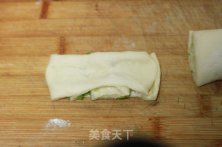 葱香花卷的做法步骤：5