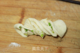 葱香花卷的做法步骤：8