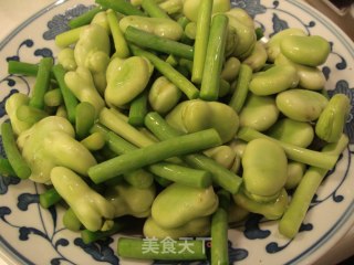 青蚕豆炒蒜苗的做法步骤：1