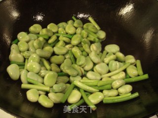 青蚕豆炒蒜苗的做法步骤：2