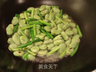 青蚕豆炒蒜苗的做法步骤：3