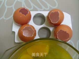 时尚新吃法——原壳鸡蛋布丁的做法步骤：1