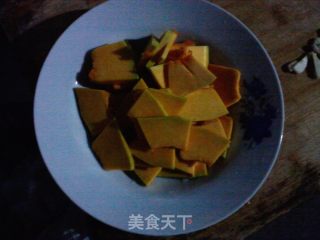 高汤焖南瓜的做法步骤：1