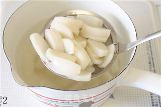 香肠辣白菜炒年糕的做法步骤：2