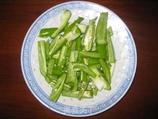 酸辣圆白菜的做法步骤：2