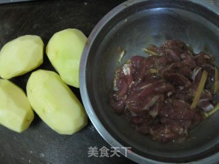 家常菜——土豆炒肉的做法步骤：1