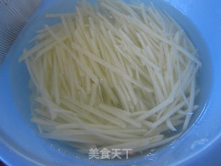 清炒土豆圆椒丝的做法步骤：2