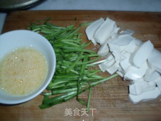 韭菜头炒鸡蛋豆腐的做法步骤：1