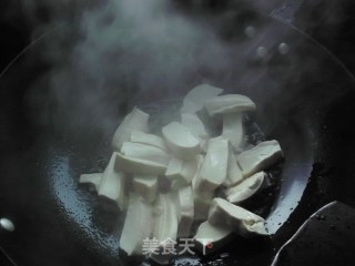 韭菜头炒鸡蛋豆腐的做法步骤：2