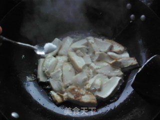 韭菜头炒鸡蛋豆腐的做法步骤：3