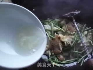韭菜头炒鸡蛋豆腐的做法步骤：7