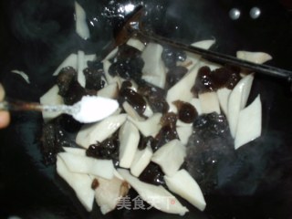 杏鲍、木耳烧双荤的做法步骤：5